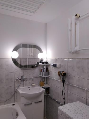 a bathroom with a sink and a mirror on the wall at Mieszkanie w Centrum Chełma in Chełm