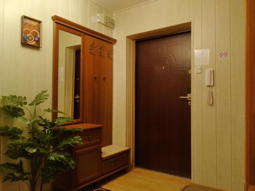 a hallway with a door and a potted plant at Mieszkanie w Centrum Chełma in Chełm