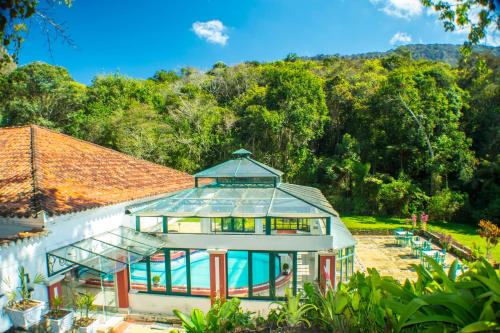 蒂拉登蒂斯的住宿－Pousada Candonga da Serra，房屋 - 带温室和游泳池