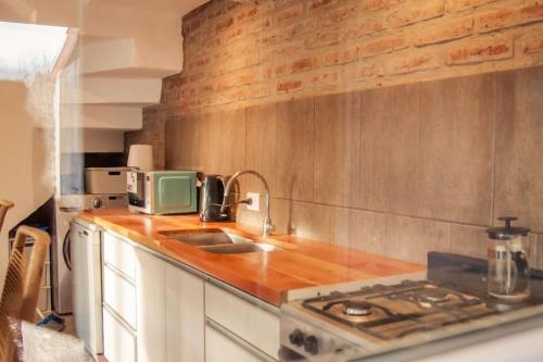 cocina con fregadero y encimera en Duplex a estrenar a pocos metros del gutierrez en San Carlos de Bariloche