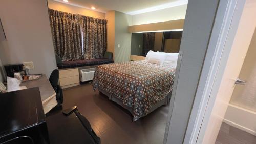 傑克遜的住宿－傑克遜城美國最佳價值套房酒店，小型酒店客房设有床和窗户。