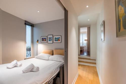 パリにあるVeeve - Pompidou Hideawayのベッドルーム(大きな鏡付きのベッド付)