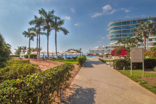 una pasarela que conduce a la playa y a un hotel en Suites @ Aria Ocean, en Nuevo Vallarta 