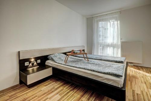 ウィーンにあるCarin Deluxe Iのベッドルーム(ベッド1台、窓付)