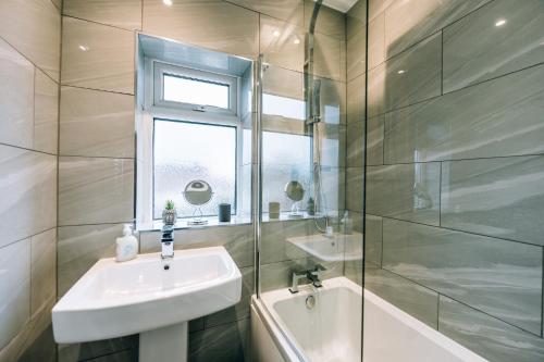 y baño con lavabo y ducha acristalada. en Wolviston House By Horizon Stays, en Stockton-on-Tees