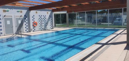 a swimming pool in the middle of a building at Estúdio de luxo em condomínio privado com piscina in Cais Novo