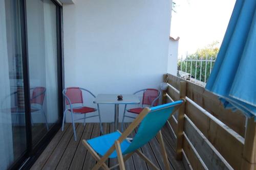 d'une terrasse avec une table et des chaises sur un balcon. dans l'établissement Nice colline charmant studio indépendant au rdc d'une maison, à Nice