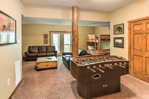 Posezení v ubytování Branson Home with Game Room, Near Silver Dollar City