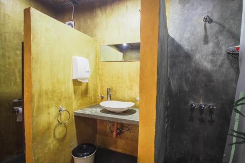 La salle de bains est pourvue d'un lavabo et de toilettes. dans l'établissement Medio Mundo, à Buenos Aires