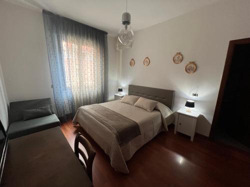 1 dormitorio con 1 cama, 1 silla y 1 ventana en 10 Minutes B&B Bed & Breakfast, en Verona