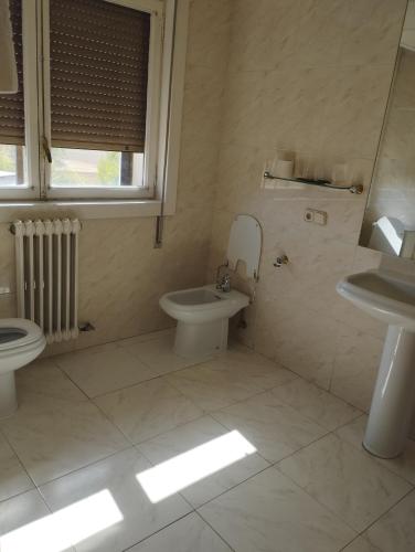 Baño blanco con aseo y lavamanos en Hostal el Mirador de Barasoain, en Barásoain