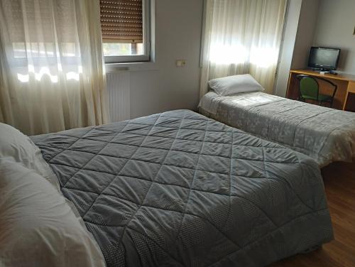 Säng eller sängar i ett rum på Hostal el Mirador de Barasoain