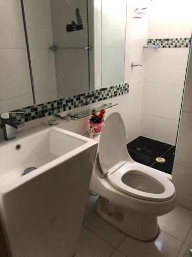 a bathroom with a toilet and a bath tub at Habitacion Cama Queen in Bogotá