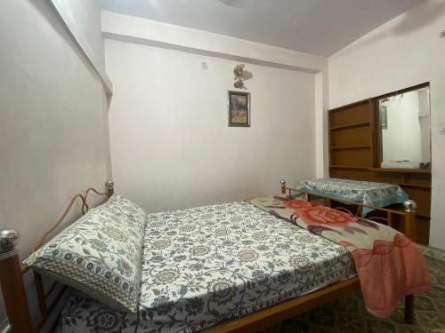 Una cama o camas en una habitación de Blue King