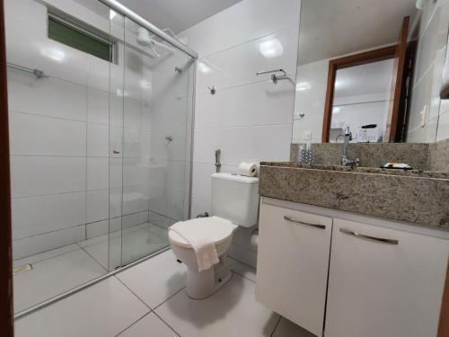 y baño con aseo, ducha y lavamanos. en Israel Flat da Mar & Sol, en João Pessoa