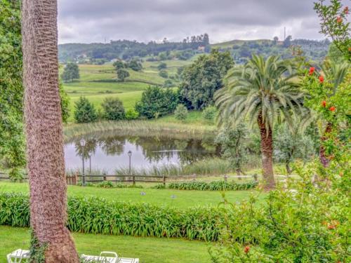 uitzicht op een park met een meer en palmbomen bij Casona Dos Lagos in Villanueva