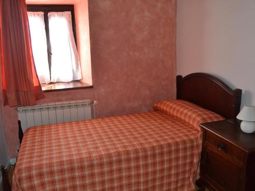 a small bedroom with a bed and a window at Casona Dos Lagos in Villanueva