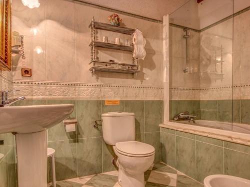 a bathroom with a toilet and a sink at Casona Dos Lagos in Villanueva