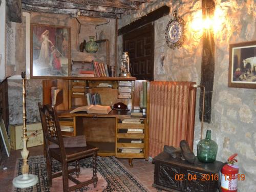 a room with a desk and a chair in a room at Casona Dos Lagos in Villanueva