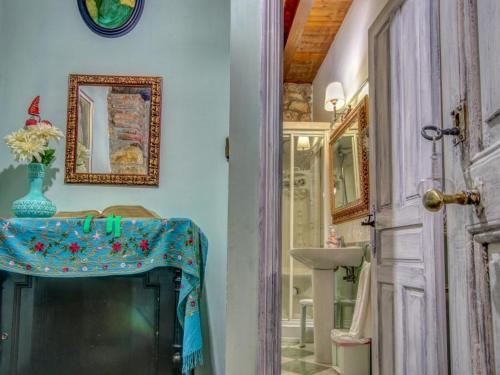 baño con lavabo, espejo y puerta en Casona Dos Lagos, en Villanueva