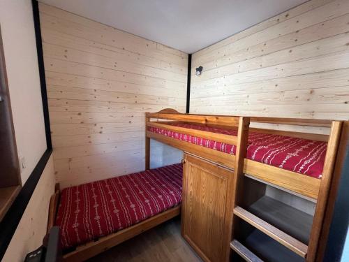 Cette petite cabine comprend 2 lits superposés. dans l'établissement Appartement 6 personnes spacieux au pied des pistes, proximité télécabine, commerces et services - FR-1-508-26, à Lanslevillard