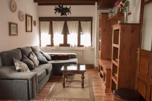 ein Wohnzimmer mit einem Sofa und einem Tisch in der Unterkunft Miyares casa rural in Miyares