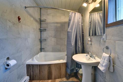 Vonios kambarys apgyvendinimo įstaigoje Alison On Lake & Romantic Getaway With Private Hot Tub