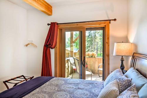 1 dormitorio con 1 cama y puerta corredera de cristal en Columbia Falls Vacation Rental 10 Mi to Whitefish en Columbia Falls