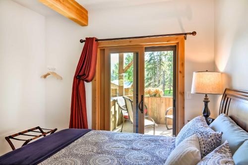 Postel nebo postele na pokoji v ubytování Columbia Falls Vacation Rental 10 Mi to Whitefish