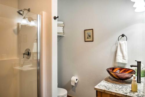 uma casa de banho com um lavatório e um chuveiro em Columbia Falls Vacation Rental 10 Mi to Whitefish em Columbia Falls