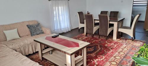 ein Wohnzimmer mit einem Sofa und einem Tisch in der Unterkunft Apartment Studenac in Pale