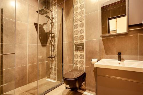 Origine Rentals Galata Tower A5 في إسطنبول: حمام مع دش مع مرحاض ومغسلة