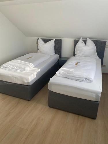 two beds sitting next to each other in a room at Ferienwohnung Siegen Eiserfeld 2 in Siegen