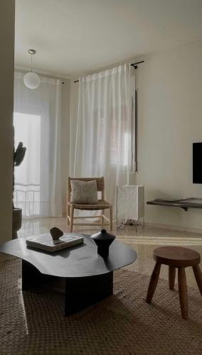 a living room with a coffee table and a couch at The Appartment in Llança