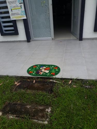 a skateboard sitting on the grass in front of a door at Villa Nova Condominio in La Plata