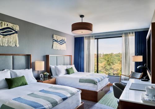 una camera d'albergo con due letti e una finestra di Lockwood Hotel a Waterville