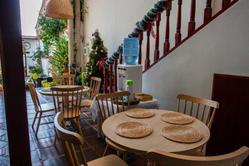 een tafel en stoelen in een restaurant met een kerstboom bij Casa Gloria en Villa de Leyva in Villa de Leyva