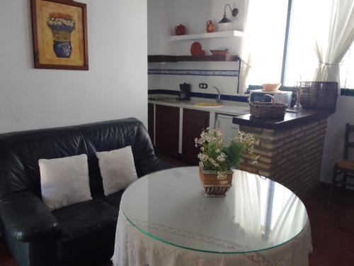 a living room with a coffee table and a couch at Alojamiento Rural El Campito in Zafra