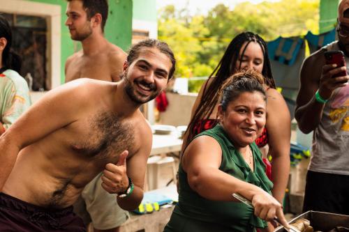 a shirtless man and a woman giving a thumbs up at Che Nomadas Mérida Hostel in Mérida