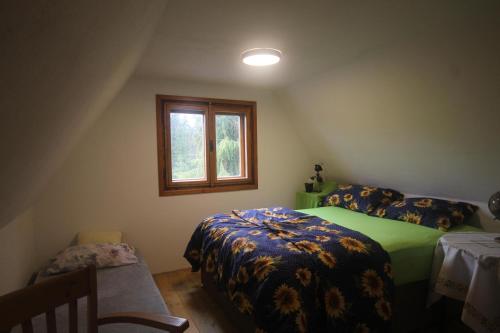 Un pat sau paturi într-o cameră la Chata Terasa Kubinska