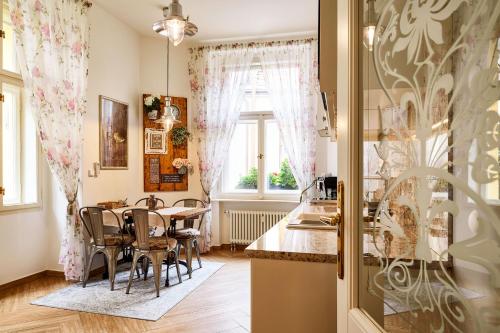 una cucina e una sala da pranzo con tavolo e sedie di PragueOne Apartment,A/C,Terrace a Praga