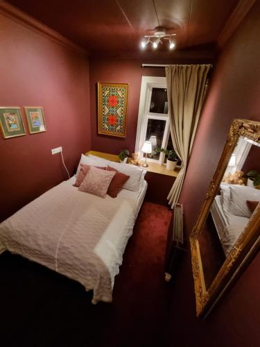 sypialnia z dużym łóżkiem i lustrem w obiekcie The Gallery w Reykjavík