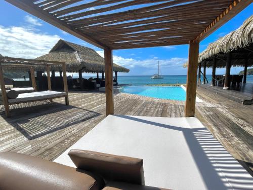 un complexe avec une piscine et une vue sur l'océan dans l'établissement Tenuta Chatham Bay, à Union Island