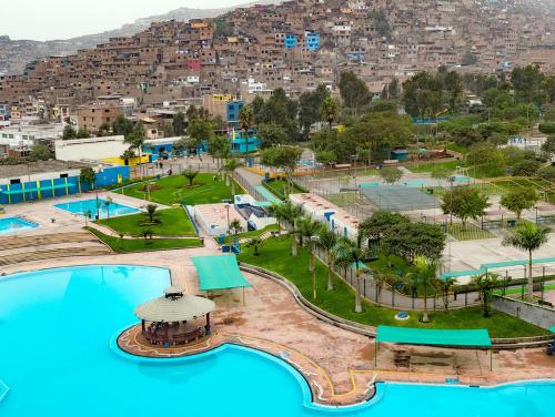 een luchtzicht op een zwembad in een waterpark bij LIndo departamento a 10 min en bus al centro historico de Lima in Lima