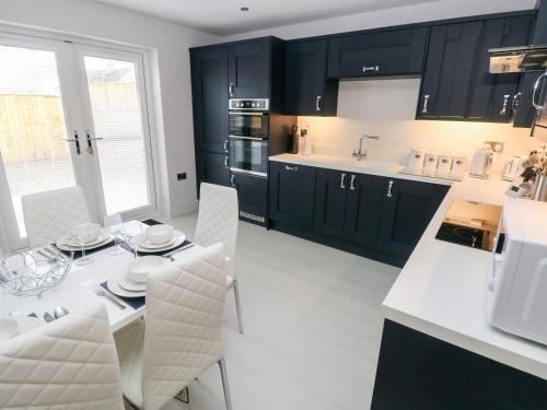 Dapur atau dapur kecil di LunaRoxx, 6 Meadow Gardens, Kilgetty