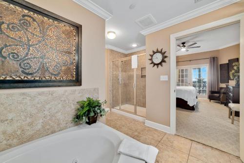 uma casa de banho com uma banheira e um grande quadro na parede em The Oasis at Orange Beach 305 (Phoenix West II) em Orange Beach