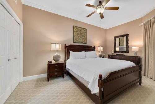 um quarto com uma cama e uma ventoinha de tecto em The Oasis at Orange Beach 305 (Phoenix West II) em Orange Beach