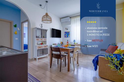 een keuken en eetkamer met een tafel en stoelen bij Mediterranea Apartment- CENTRAL STATION - FREE WIFI&NETFLIX in Bari