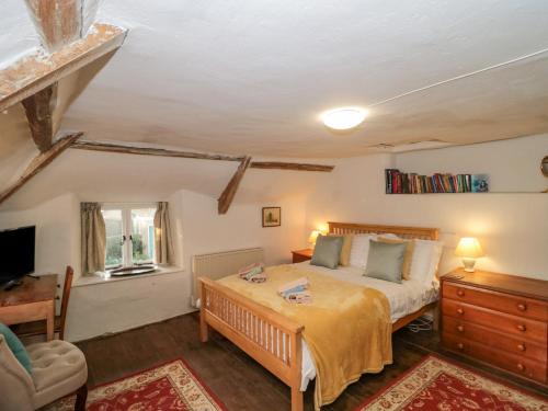 Un pat sau paturi într-o cameră la Badgers Cottage