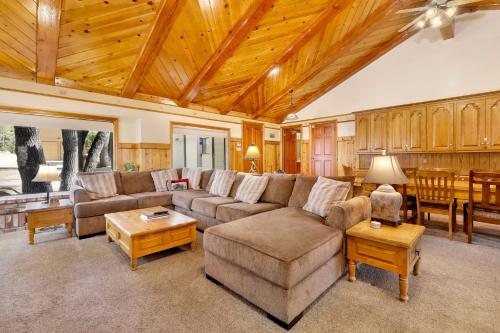 sala de estar con sofá y mesa en 2030-Bearfoot Lodge home, en Big Bear Lake